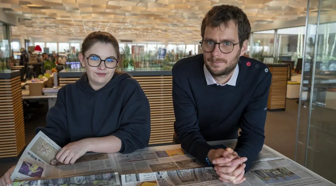 Deux jeunes lecteurs se fondent parmi les journalistes de Ouest-France