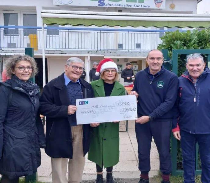 Grâce aux balles récupérées au golf, ils donnent mille euros pour la recherche près de Nantes