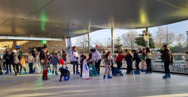 photo  durant les fêtes, du 20 décembre au 4 janvier, la ville propose une animation avec une patinoire de 240 m² et une piste de curling de 30 m² .  ©  photo presse océan 