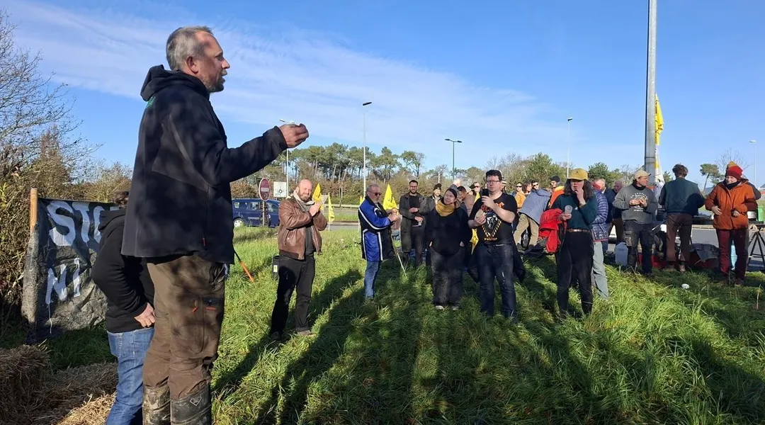 La Confédération paysanne mobilise une soixantaine de personnes près de Rennes contre