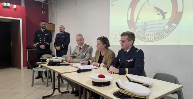 photo  une convention d’un an a été signée entre le collège, le bateau-école le jaguar de brest et la marine nationale.  ©  ouest-france 