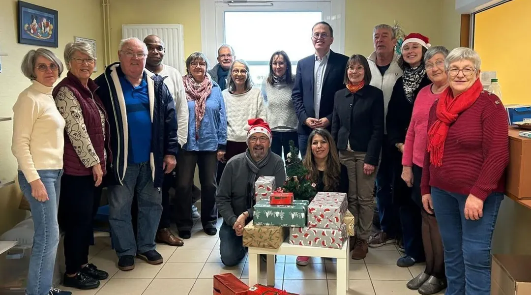 «Une touche de chaleur humaine» : au nord de Nantes, cette étudiante prépare des colis pour les