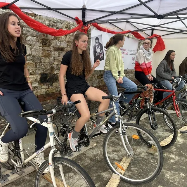 photo quelques élèves assurent le relais sur des vélos pour maintenir gonflé le grand cœur dressé en haut des marches de l’institution saint-vincent, à rennes.  ©  ouest-france