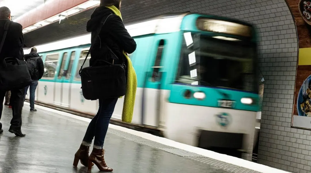 Trois femmes blessées à l’arme blanche dans le métro de Paris, un suspect interpellé