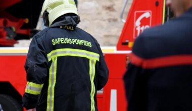 Le toit d’une maison en feu dans un quartier au nord de Nantes