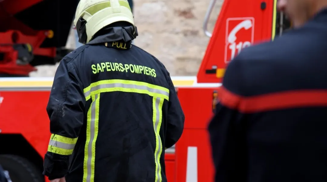 Le toit d’une maison en feu dans un quartier au nord de Nantes