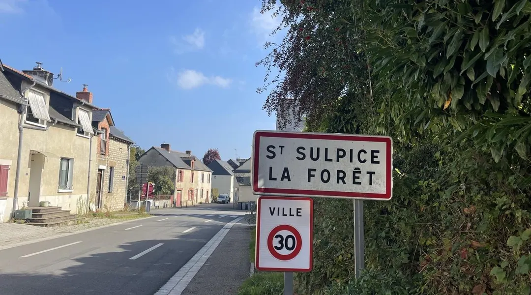 Les utopistes affirmés, invités à présenter leurs projets à Saint-Sulpice-la-Forêt, près de