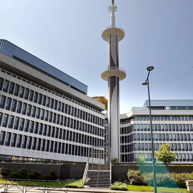 photo le bâtiment le mabilay conçu autour de son antenne hertzienne avec sa soucoupe dorée est devenu un symbole de l’architecture rennaise.  ©  archives ouest-france