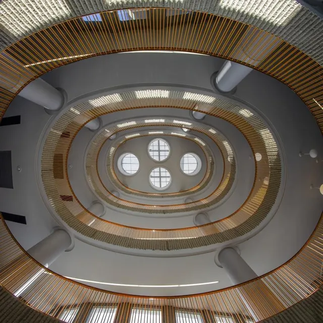 photo vue d’un espace central du mabilay éclairé par des fenêtres de toit rondes.  ©  hervé ronné