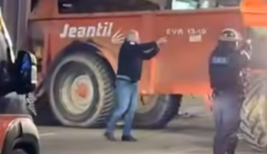 Colère des agriculteurs : « Tu arrêtes le moteur et tu descends calmement », des policiers sortent leur arme pour stopper un tracteur à Auch