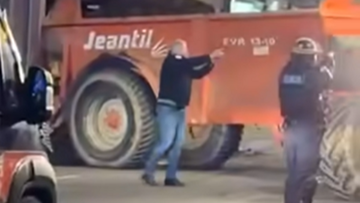 Colère des agriculteurs : « Tu arrêtes le moteur et tu descends calmement », des policiers sortent leur arme pour stopper un tracteur à Auch