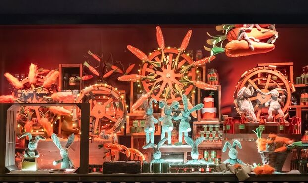 L’humour et la féérie sont au rendez-vous  - Vitrines du Bon Marché à Paris