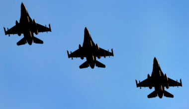 Guerre en Ukraine : « Efficaces et économiques », les F-16 s’équipent-ils de roquettes « bon marché » pour abattre les drones russes ?