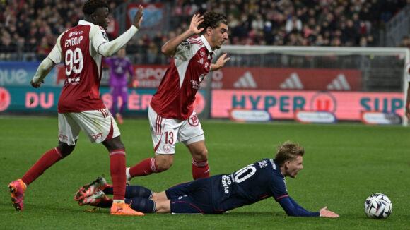 Sulc (OL) face à Mboup et Chitard (Brest)