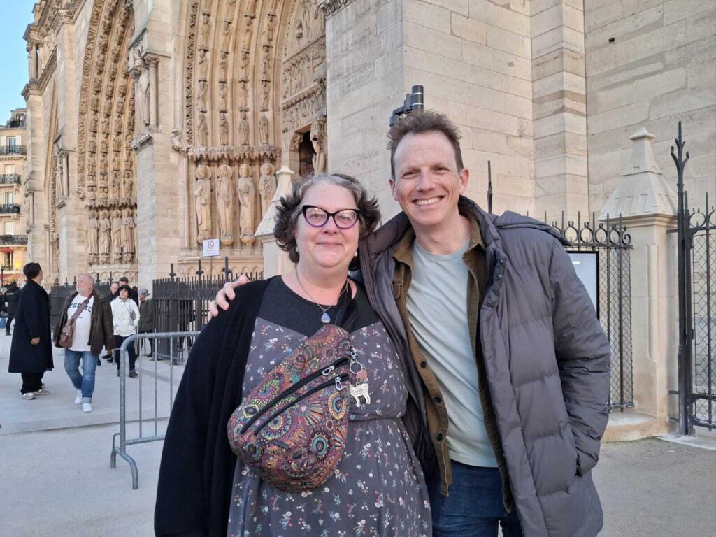Jessica et Will, frères et sœurs originaires de Californie, achèvent la visite de Notre-Dame où ils ont déposé un cierge en mémoire de leur père décédé en début d'année.
