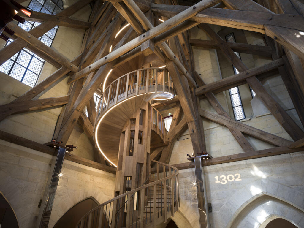 Dans la tour sud de Notre-Dame, un escalier à double révolution en chêne permet aux visiteurs de suivre un parcours remanié sans jamais se croiser.