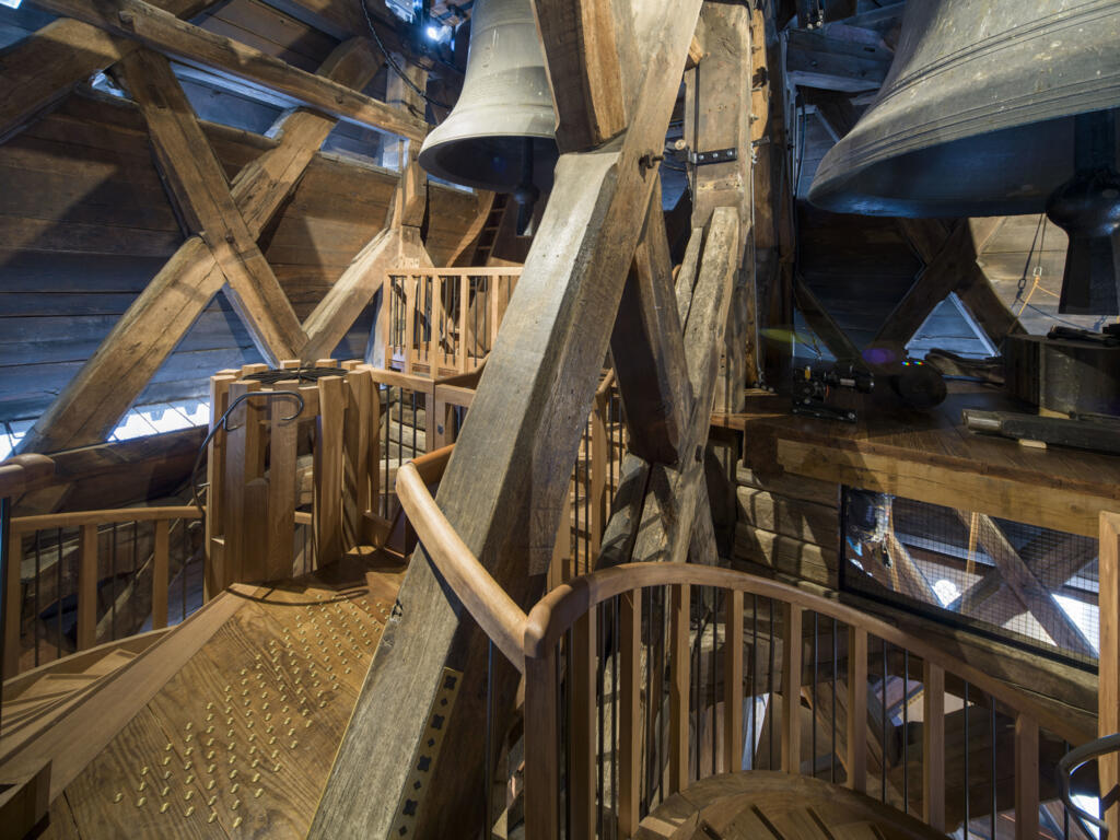 Au sommet de la tour sud, le visiteur passe sous les deux bourdons de Notre-Dame, Emmanuel et Marie.