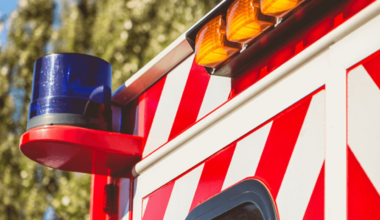 il chute du toit d'un immeuble