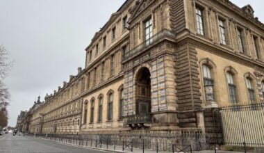 Musée du Louvre : potelets, barrières… la sécurité renforcée sous la fenêtre du casse