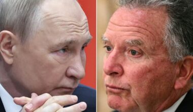 A gauche, le président russe Vladimir Poutine, le 26 novembre 2025 au palais présidentiel du Kirghizstan, à Bichkek; à droite, l'émissaire américain Steve Witkoff, le 26 août 2025 à la Maison Blanche, à Washington