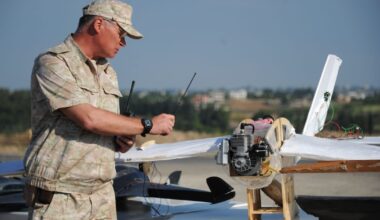 Photo prise lors d'une visite guidée avec l'armée russe montrant le général russe Igor Konachenkov qui présente à la presse des drones artisanaux utilisés selon lui par les rebelles pour lancer des attaques sur la base militaire de russe de Hmeimim, le 26 septembre 2019