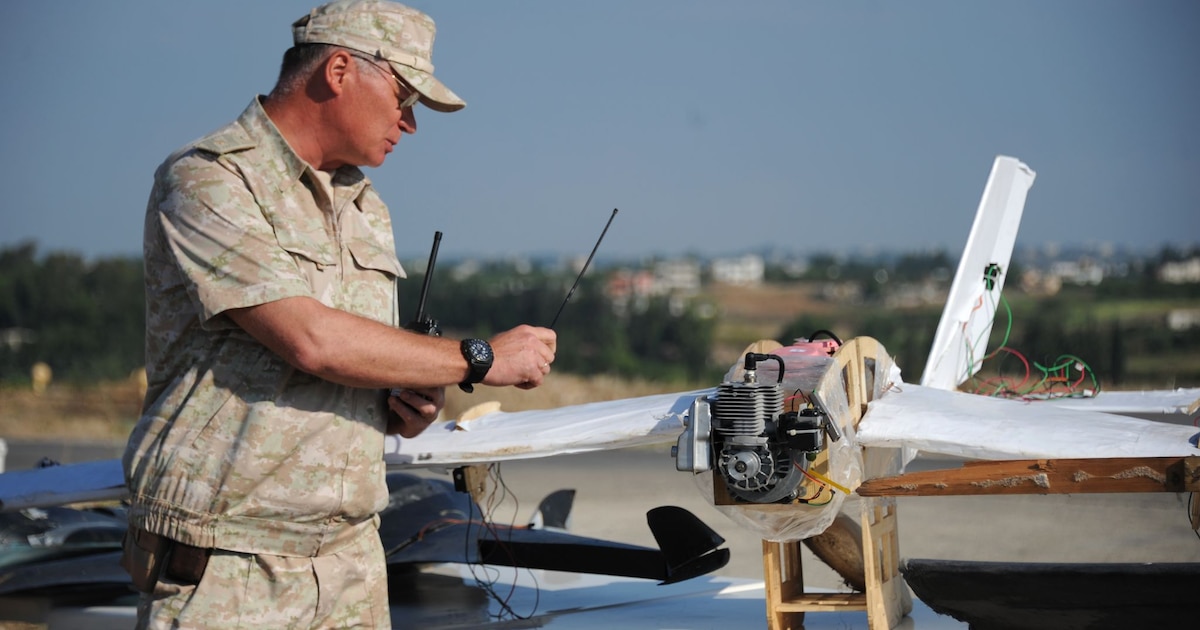 Photo prise lors d'une visite guidée avec l'armée russe montrant le général russe Igor Konachenkov qui présente à la presse des drones artisanaux utilisés selon lui par les rebelles pour lancer des attaques sur la base militaire de russe de Hmeimim, le 26 septembre 2019