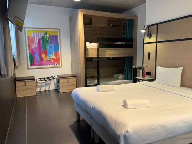 Boulevard Morland (IVe), décembre 2025. Cette chambre familiale dispose d'un grand lit double et de deux lits superposés. LP/Paul Abran