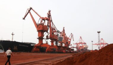 Chargement de terres rares dans le port de Lianyungang, le 5 septembre 2010 dans l'est de la Chine