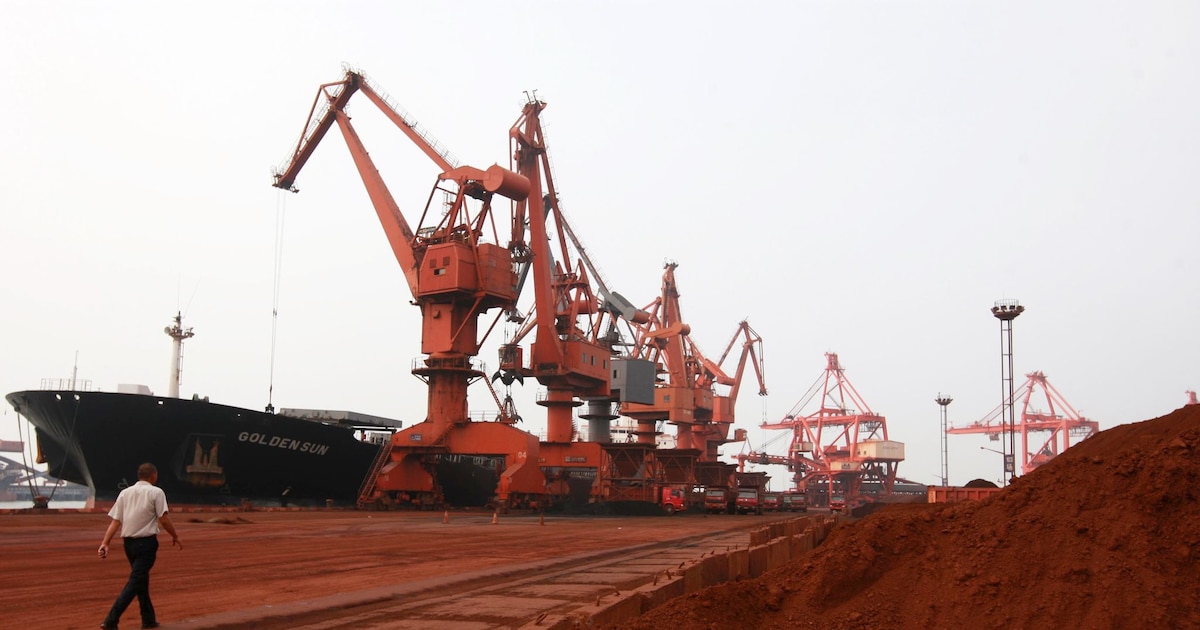 Chargement de terres rares dans le port de Lianyungang, le 5 septembre 2010 dans l'est de la Chine
