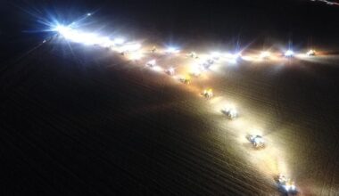 Val-d’Oise : ils dessinent une tour Eiffel avec les phares de leurs tracteurs pour défendre la production française