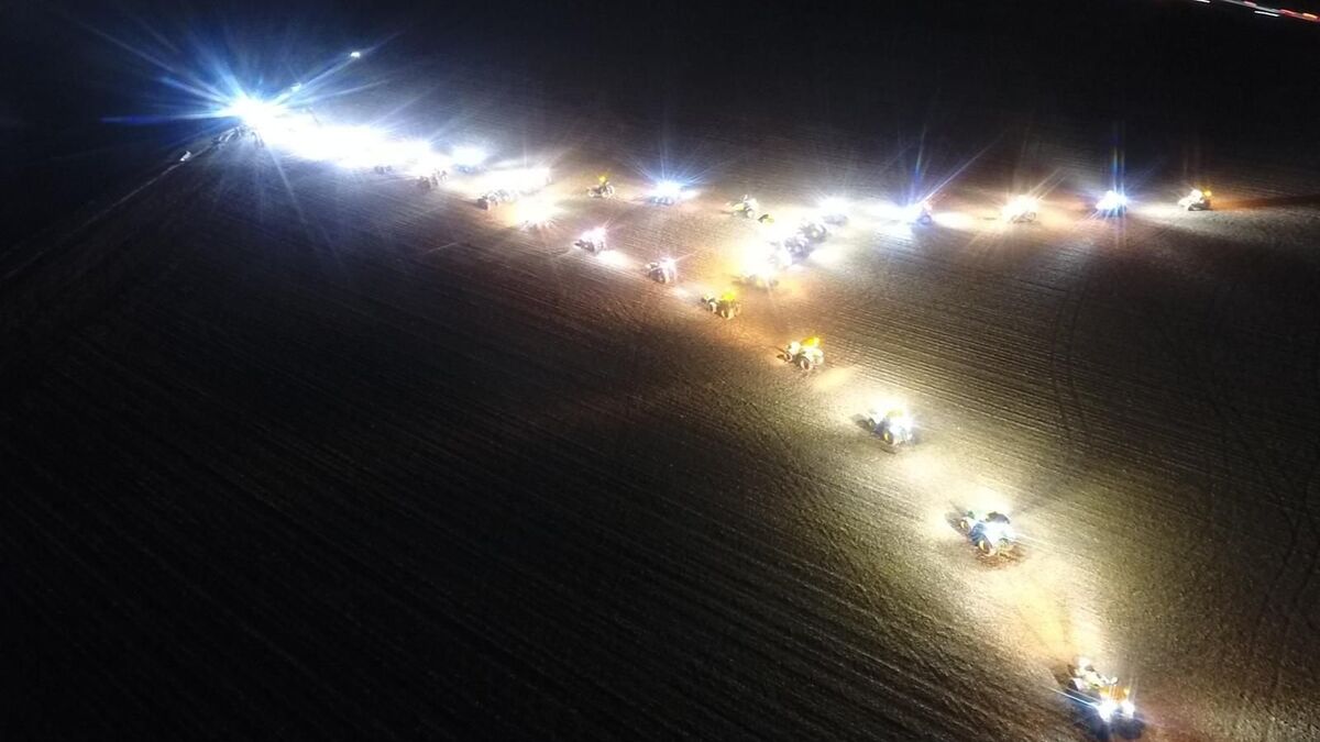 Val-d’Oise : ils dessinent une tour Eiffel avec les phares de leurs tracteurs pour défendre la production française
