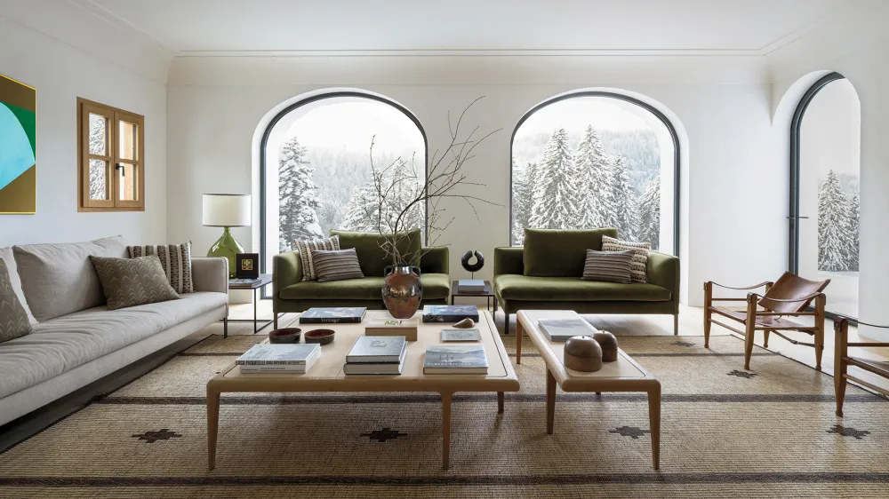 salon décoration contemporaine avec baies vitrées cintrées vue montagne