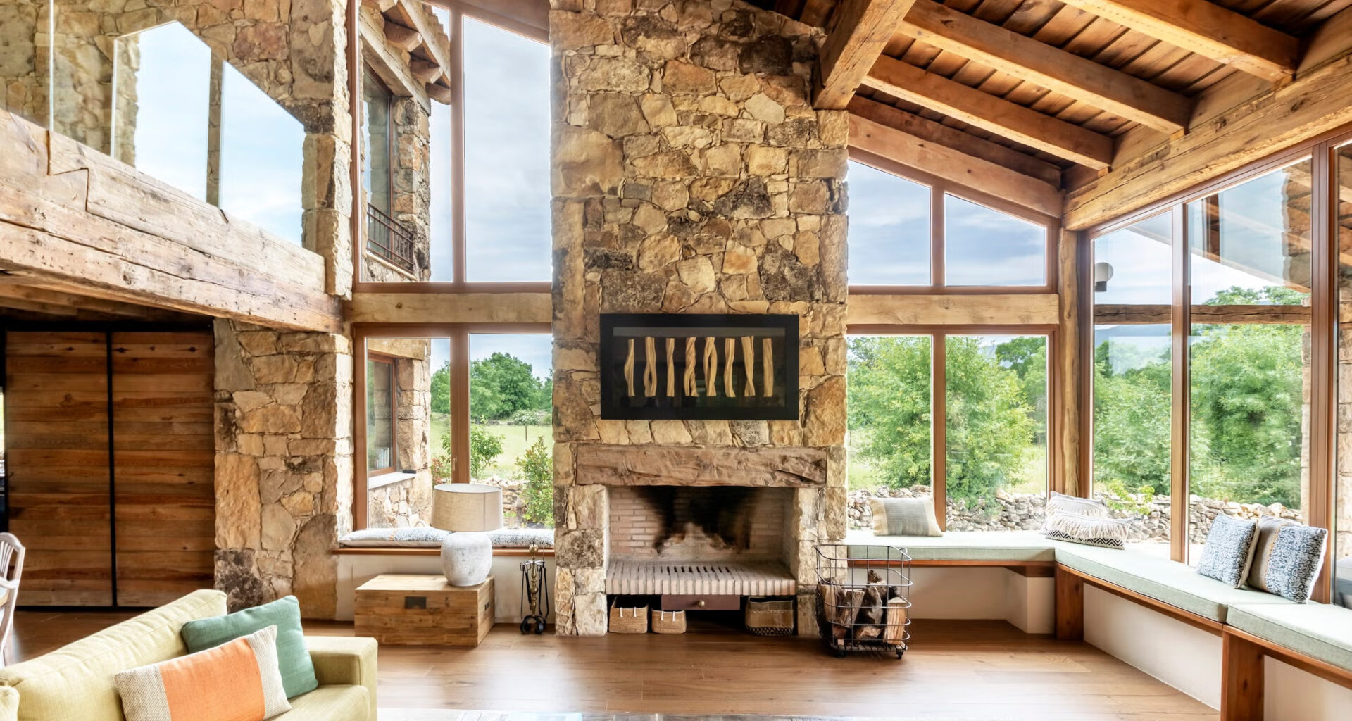 salon décoration contemporaine maison de campagne en pierres rénovée