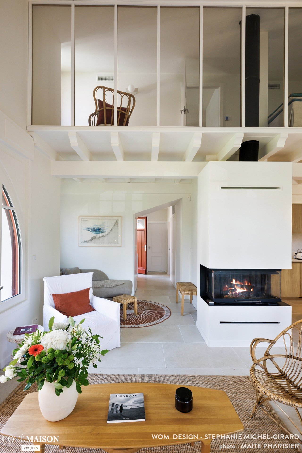 salon décoration contemporaine avec cheminée maison rénovée Pays Basque