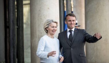 Emmanuel Macron et Ursula von der Leyen sur le perron de l'Elysée, le 17 octobre. Credit:NICOLAS MESSYASZ/SIPA/2510202330