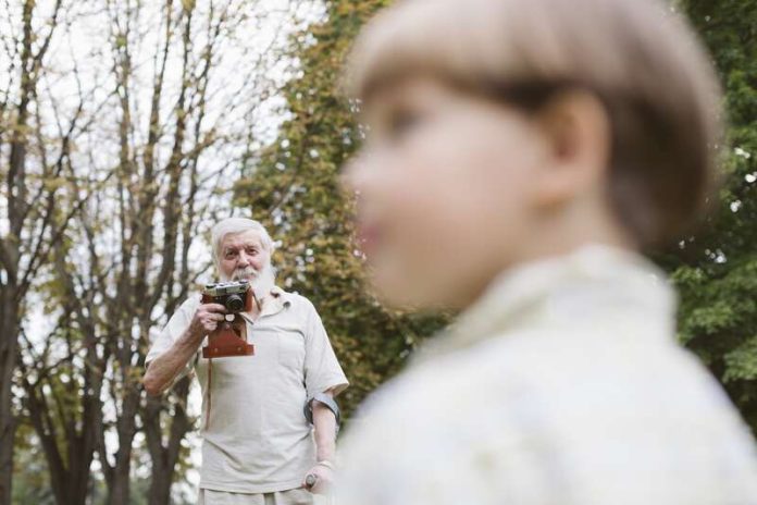 Santé mentale pourquoi la génération babay bommers 60 70 semble plus forte mentalement Ma Santé Un grand-père, issu de la génération baby-boomers, qui regarde son petit-fils, issu d'une génération à la santé mentale plus fragile.