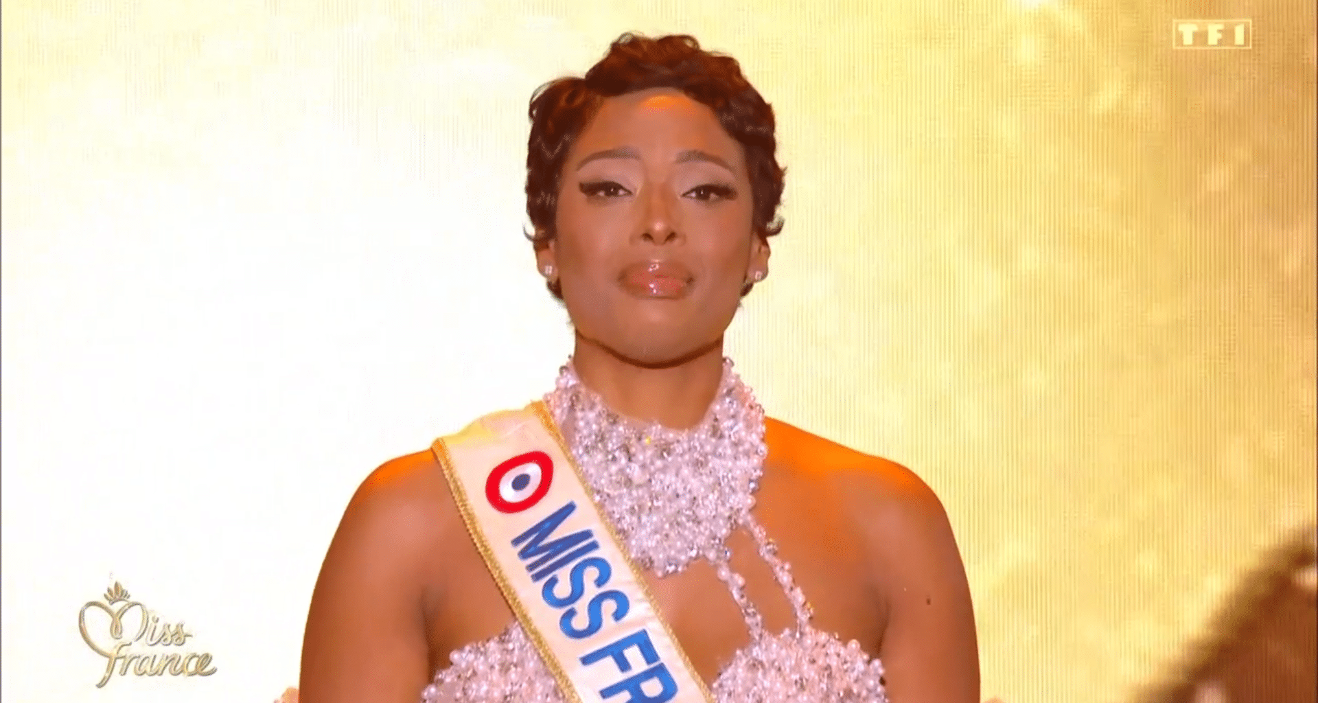 Miss France 2026 : après une année compliquée, Angélique-Angarni Filopon en larmes sur la scène du Zénith d'Amiens