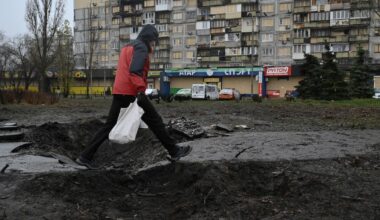 Un complexe résidentiel endommagé par un bombardement russe à Kiev, le 3 décembre 2025