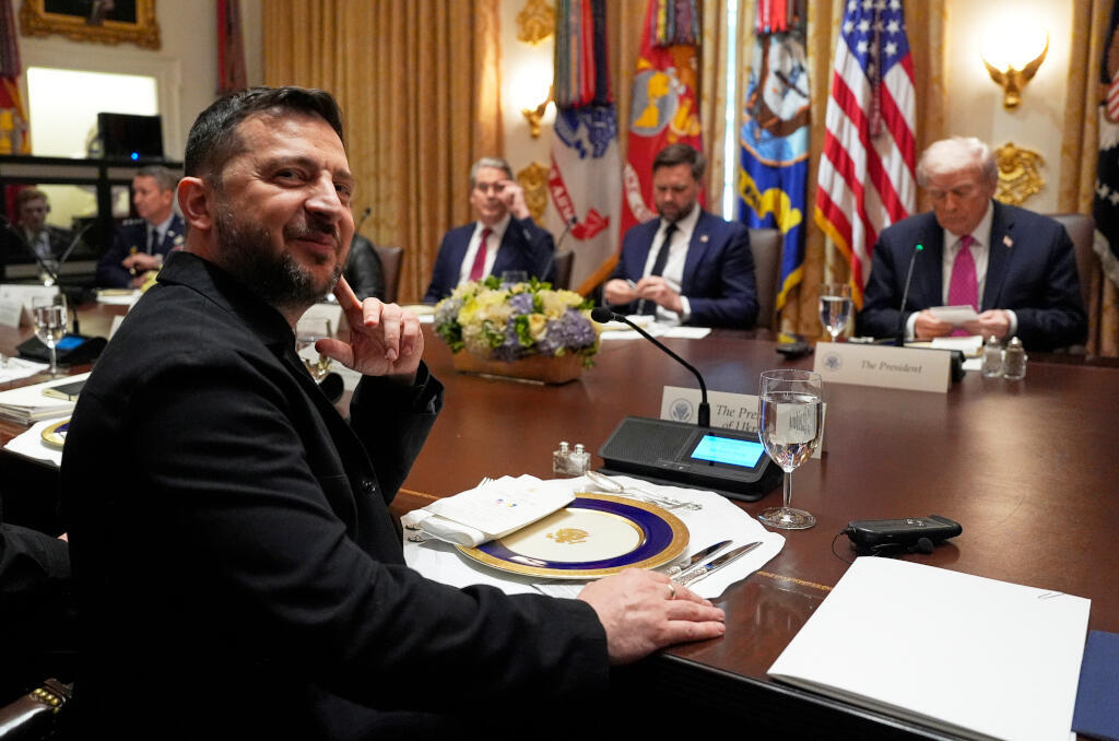 Le président ukrainien Volodymyr Zelensky (à gauche) est assis avant une réunion avec le président Donald Trump (à droite), le vice-président J.D. Vance et le secrétaire au Trésor Scott Bessent dans la salle du Cabinet de la Maison-Blanche, le vendredi 17 octobre 2025 à Washington.