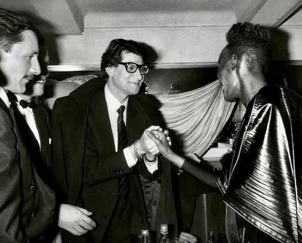 Yves Saint Laurent et Grace Jones au Palace à Paris