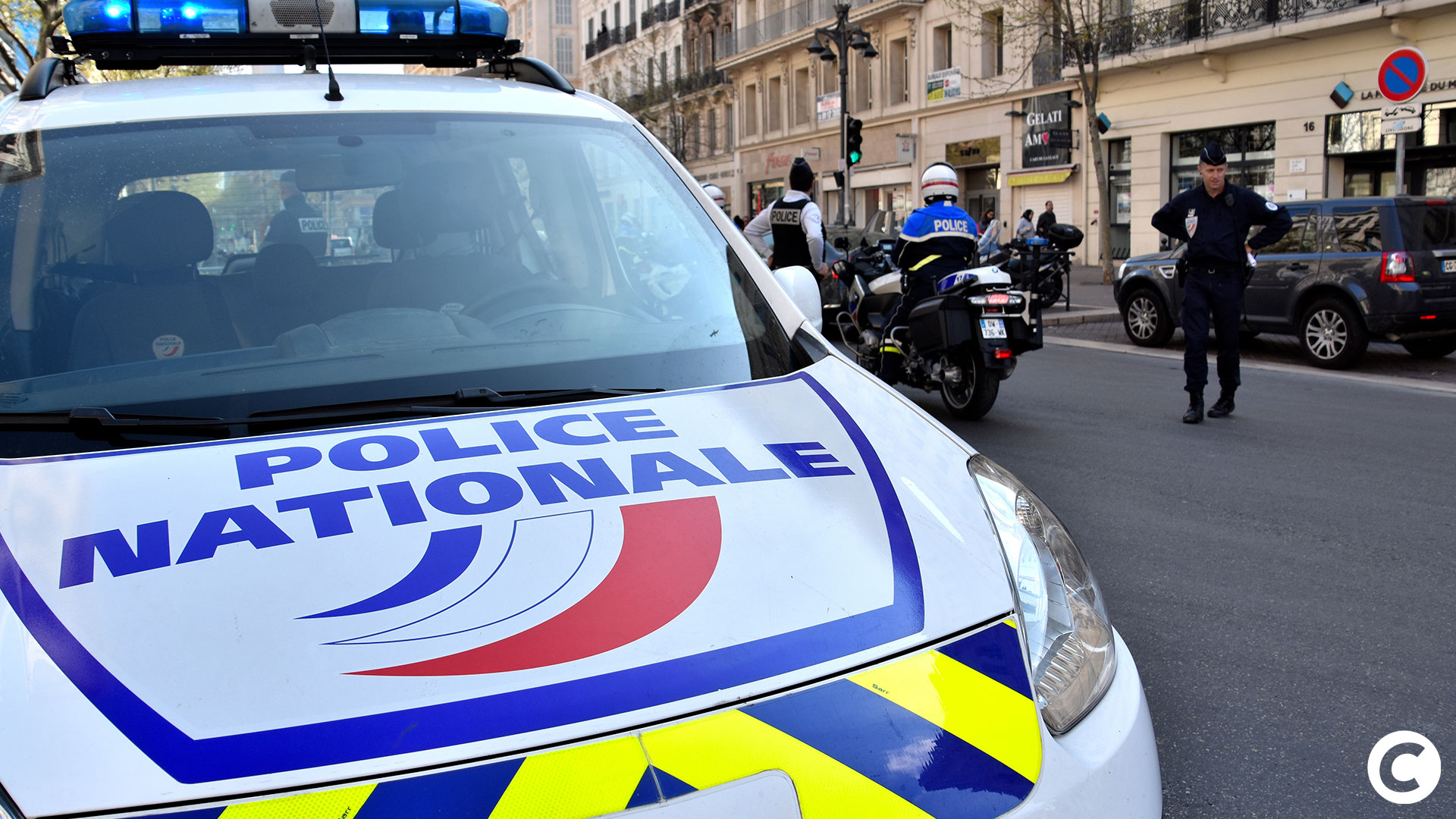 Bienvenue à bord de notre rétrospective 2025 ! Janvier s'est révélé être un mois d'une densité exceptionnelle, propulsant la cryptosphère au centre des enjeux géopolitiques et financiers. Le secteur n'est plus une niche technologique, mais une composante à part entière de l'actualité mondiale. Pour ce premier chapitre de notre récap' annuel, nous allons analyser les événements majeurs structurés autour de trois zones géographiques cruciales : les États-Unis, où la politique a redéfini le paysage réglementaire du secteur ; la France, confrontée à ses premiers enlèvements d'entrepreneurs crypto ; et le Reste du Monde, bousculé par l'innovation technologique et l'évolution des positions des banques centrales.