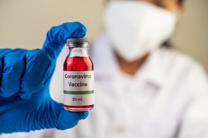 Vaccins contre le Covid-19 ARN messager ils n’augmentent pas le risque de mortalité le vaccin ne tue pas Ma Santé Un médecin qui tient entre ses mains un des vaccins lancés pendant la pandémie de covid-19.