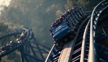 Vue détaillée des wagons de montagnes russes en montée