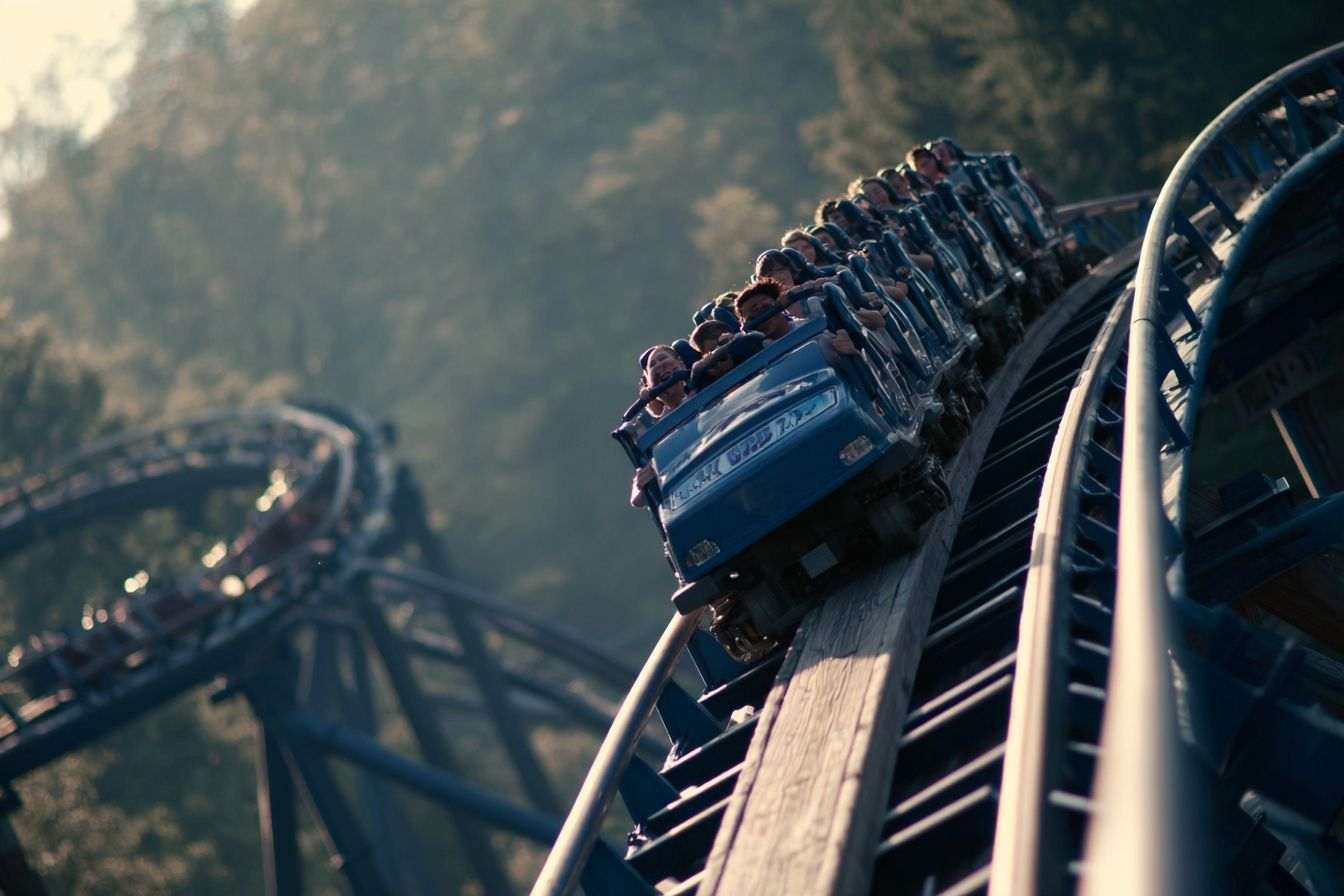 Vue détaillée des wagons de montagnes russes en montée