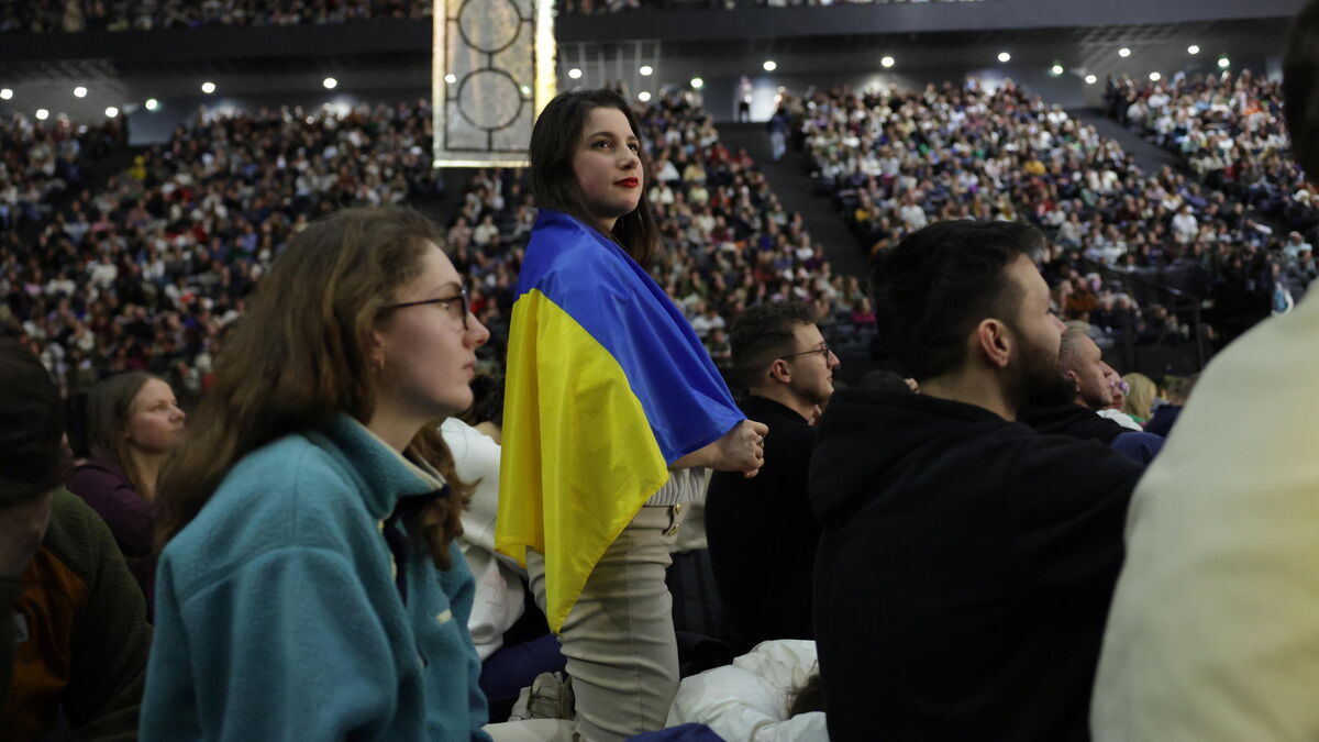 « Dieu va nous aider à gagner » : à l’Accor Arena à Paris, 1 000 jeunes Ukrainiens prient pour la paix
