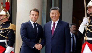 Le président Emmanuel Macron accueille son homologue chinois Xi Jinping (d) à l'Elysée, le 6 mai 2024 à Paris