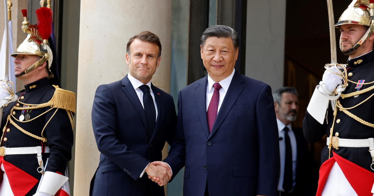 Le président Emmanuel Macron accueille son homologue chinois Xi Jinping (d) à l'Elysée, le 6 mai 2024 à Paris