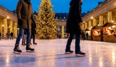 À 2 h de Paris, la patinoire la plus populaire d’Europe rouvre pour Noël : un joyau caché dans une cour néoclassique à couper le souffle