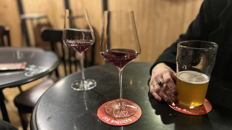 À la fois restaurant et bar à vins, Les Rigoles proposent leur premier menu de réveillon le soir du 31 décembre.