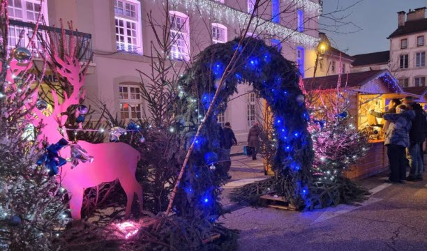 À la nuit tombée, les illuminations offrent un bel écrin au marché et à ses chalets.  Photo Heidi Joffroy